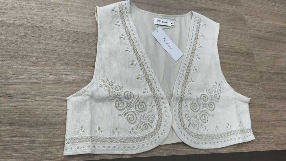 Colete Boho Cropped Bordado com Missangas