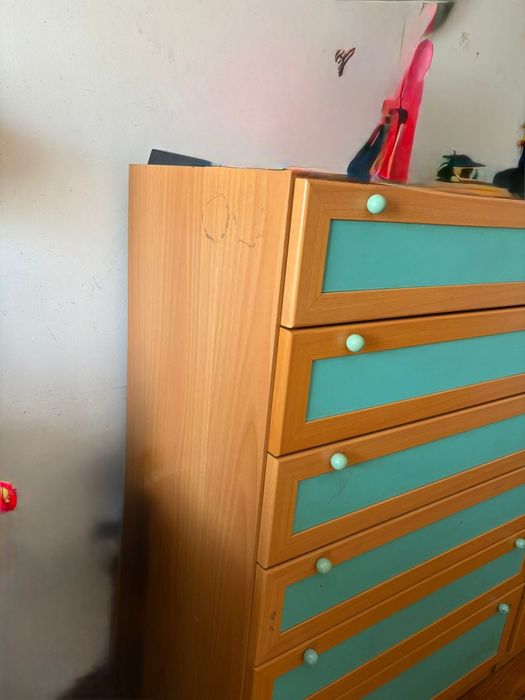 Cómoda com gavetas e mesa de cabeceira