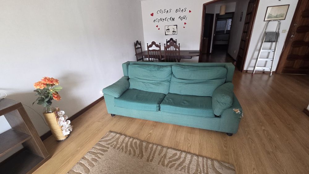 Sofas, mesa de centro e carpete | Urgente