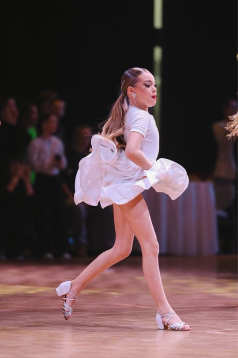 Продаємо ювенальну сукню