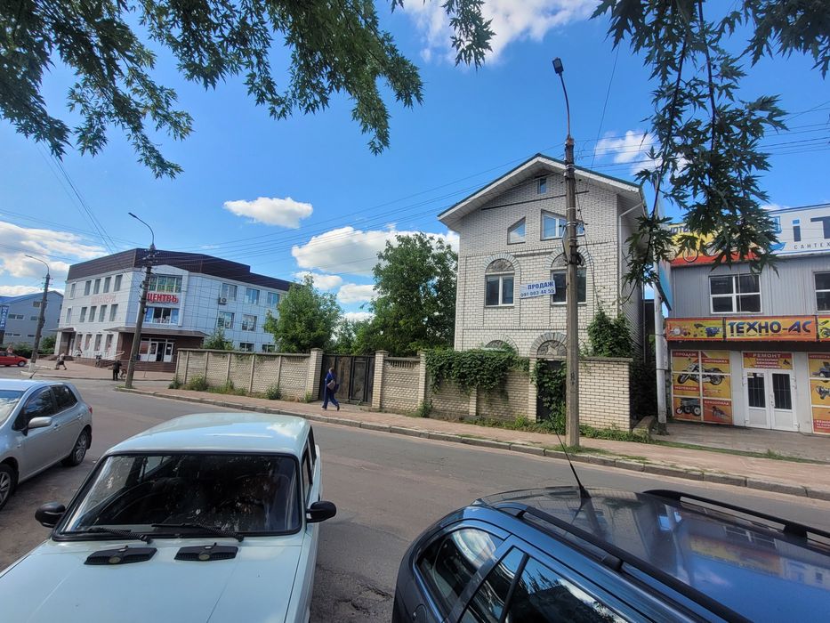 Приміщення і ділянка біля ринку.  Червона лінія.