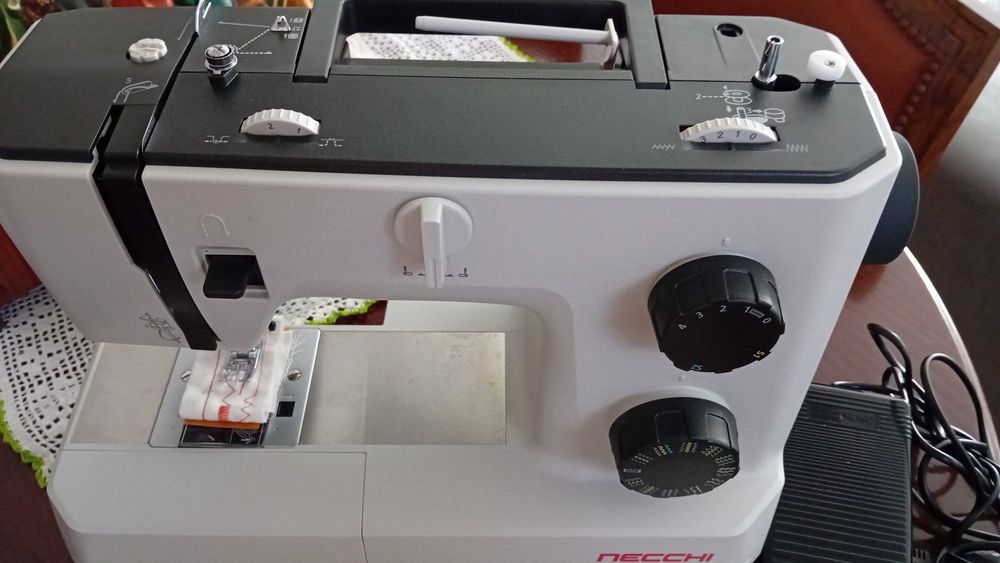 Vendo máquina costura Necchi