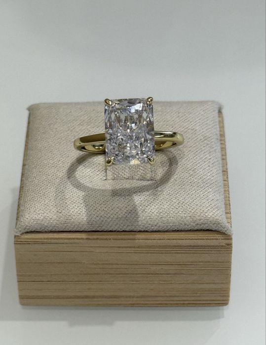 Каблучка з муасанітом