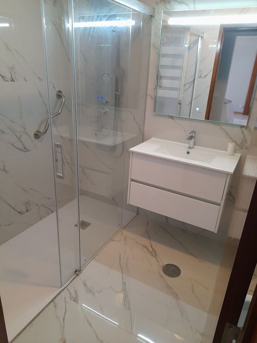 Canalizador/Picheleiro com trabalhos de construção civil