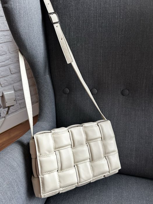 Torebka listonoszka kość słoniowa skóra