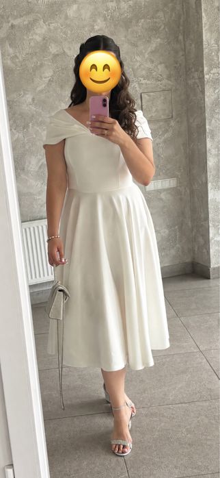 Біла святкова сукня