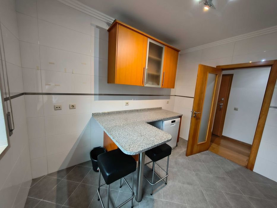 Apartamento T1 de 70 m2 úteis e mais varanda na serra de casal de cambra - junto à entrada do Belas Clube de Campo