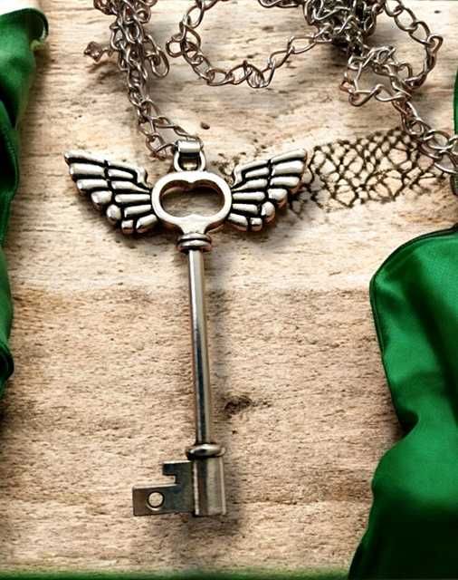 Naszyjnik Wisiorek Klucz Skrzydła Łańcuszek Kolor Srebrny Boho Gothic