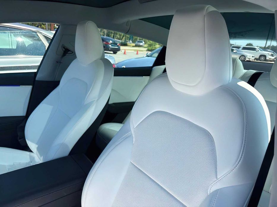 Tesla Model 3 Long Range      2025