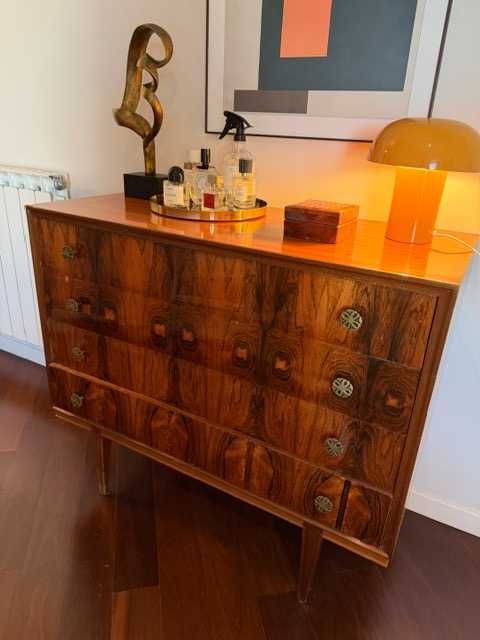 Comoda vintage datada de 1966