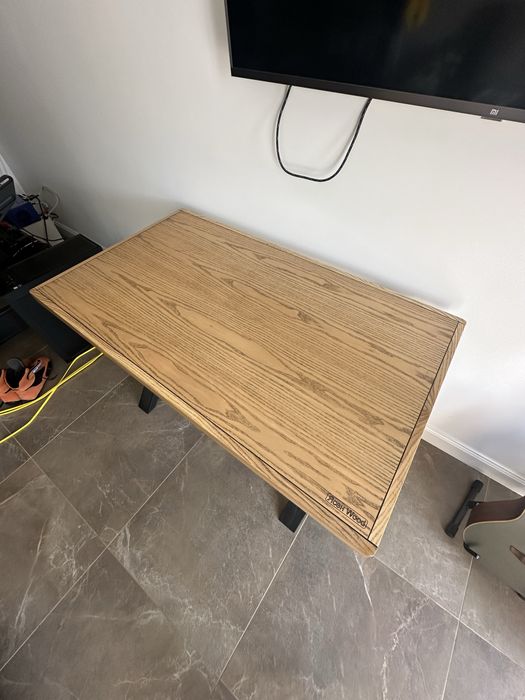 Стіл з ясеня, стійкий