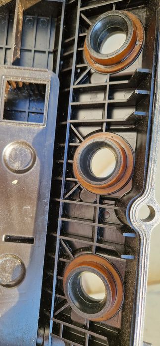 Клапанна кришка Mitsubishi