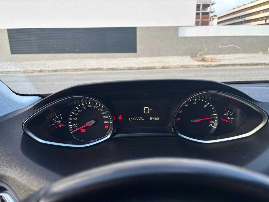 Peugeot 308 1.5 BlueHDi 130cv Allure – Excelente Estado – 96650 km