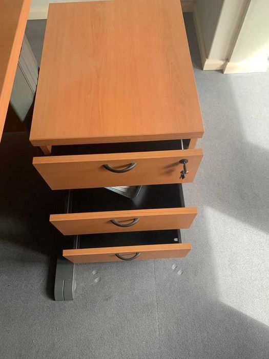 Mesas de escritório com módulos de 3 gavetas