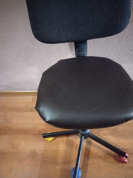 Офісний стул в гарному стані