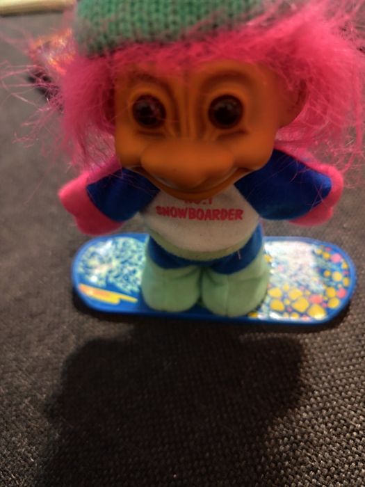 Troll Snowboardziista, z  lat 90-tych w stroju snowboardzisty