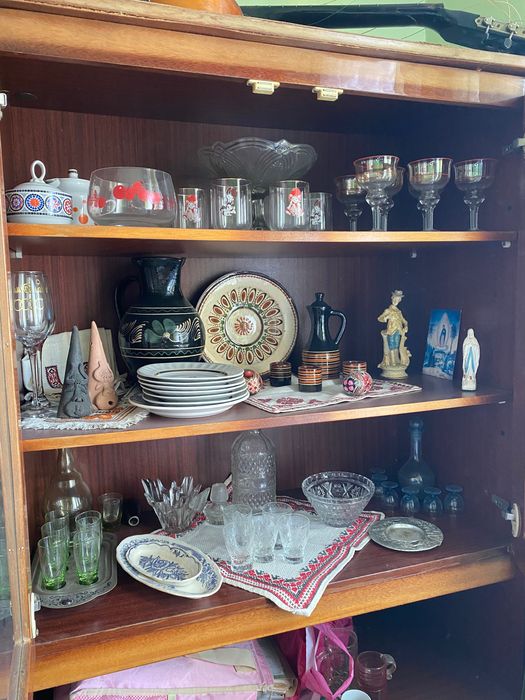 Посуд: тарілки, кувшин, чарочки, статуетки