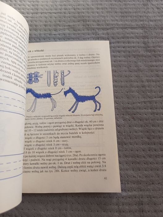 Nastolatki robią ozdoby i upominki
