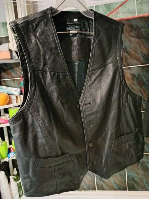 Czarna męska skórzana kamizelka w stylu retro