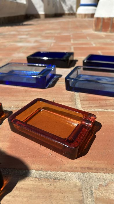 Conjunto de cinzeiros em vidro azul e castanho