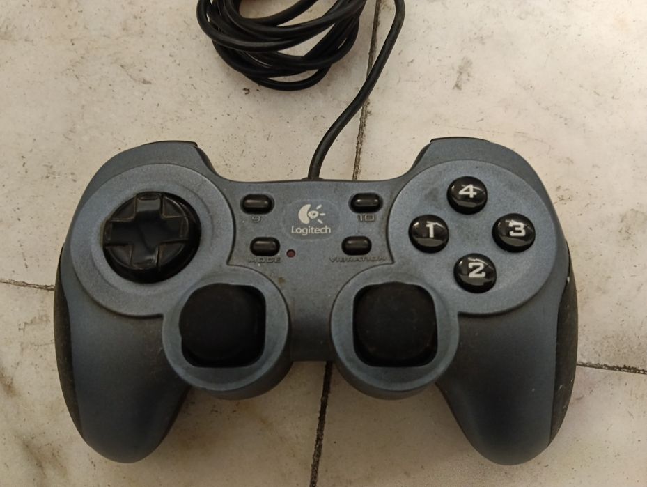 Gamepad / Comando com Fio Logitech para PC (Modelo Retro Dual Action/Rumblepad)