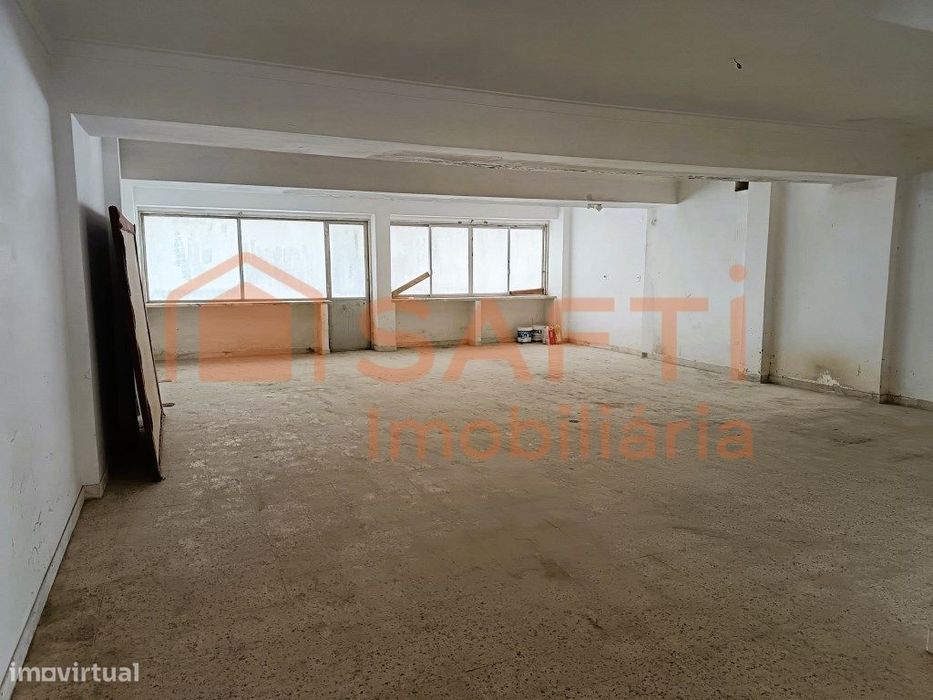Espaço loja/ armazém de 210 m2 em Agualva-Cacém — Agualva E Mira-Sintra, Lisboa