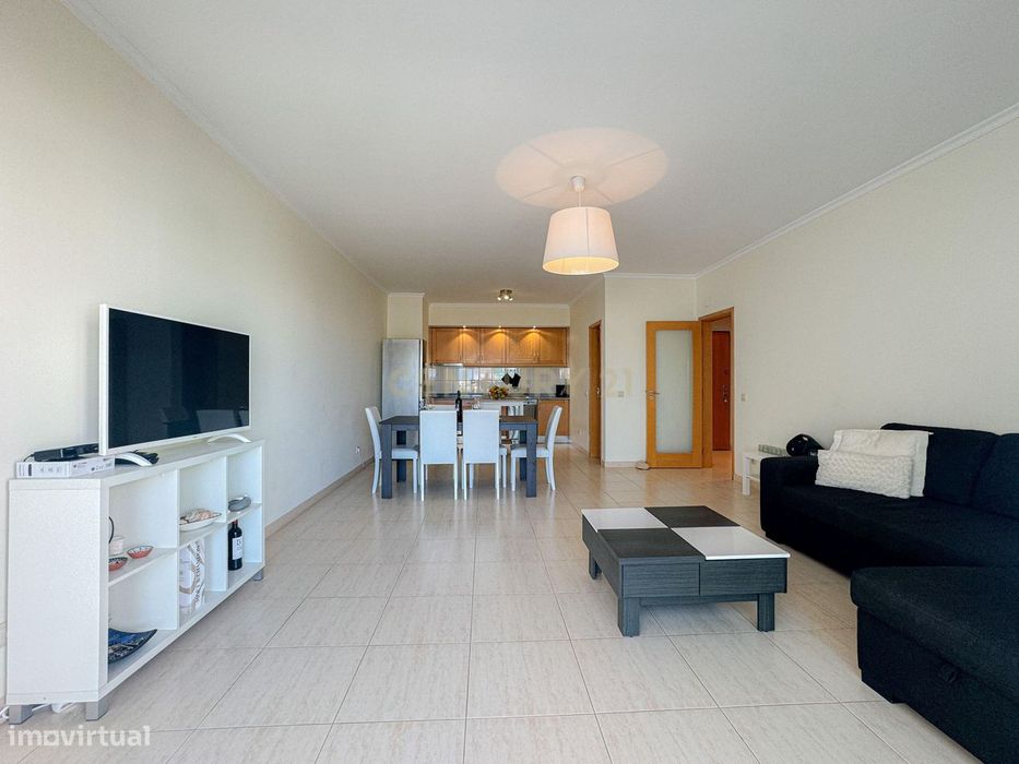 Apartamento T2 Mobilado e Equipado com Piscina e Garagem no Alto do Qu
