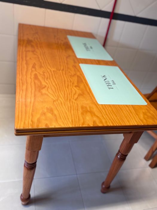 Mesa usada de madeira pinho mel com duas cadeiras e dois bancos