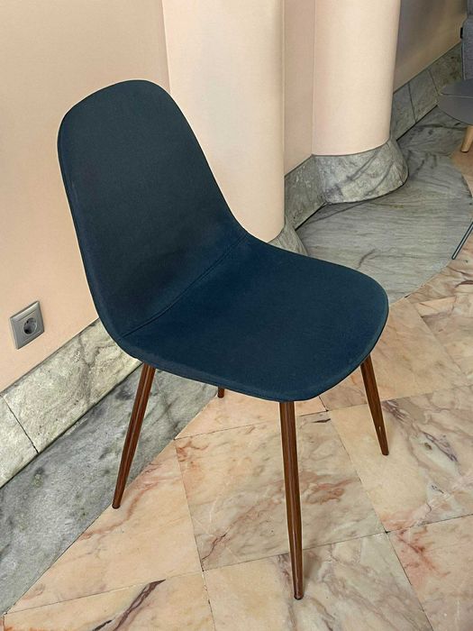 Cadeira elegante de tecido azul escuro