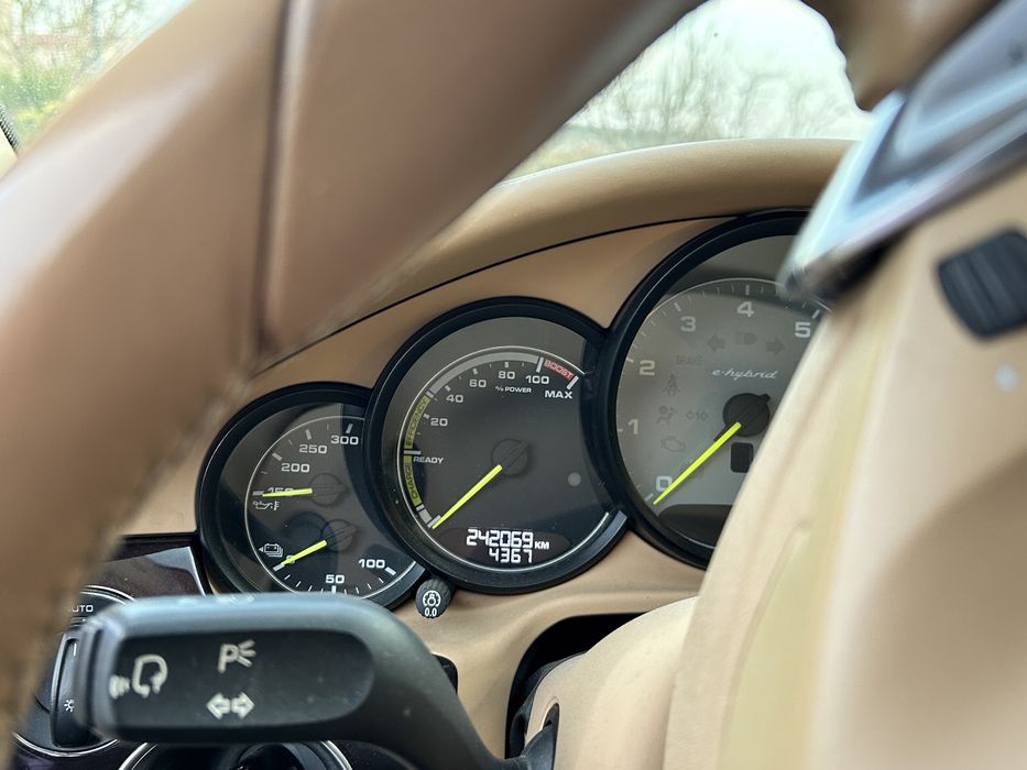 В продажі шикарний Porsche Panamera S (гібрід)