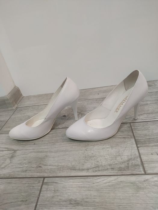 Białe buty na obcasie szpilki ślubne