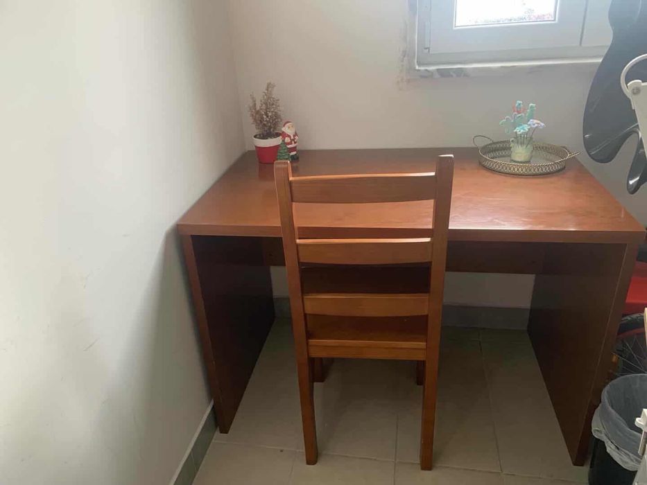 Mesa de estudo com cadeira