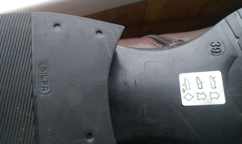 Жіночі,шкіряні сапожки.