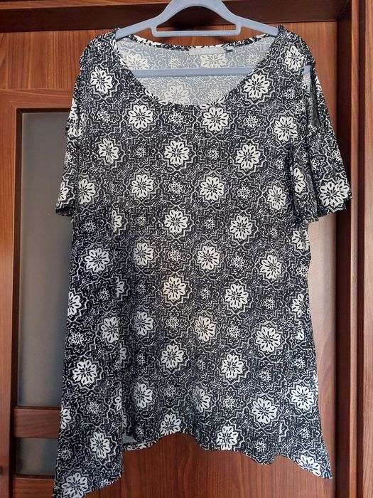 Śliczna bluzka z wyciętymi ramionami