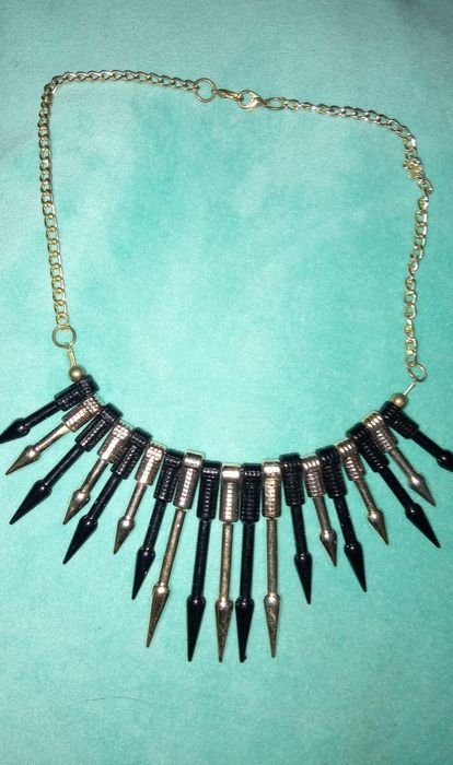 Colar elegante de setas
