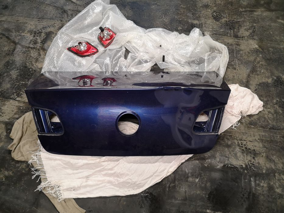 кришка багажника пасат б6 + задні фанарі