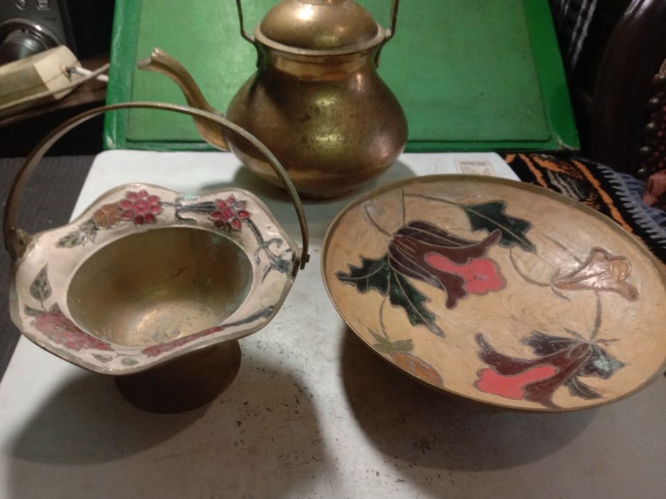 Вазы. Чайник. Молочник.