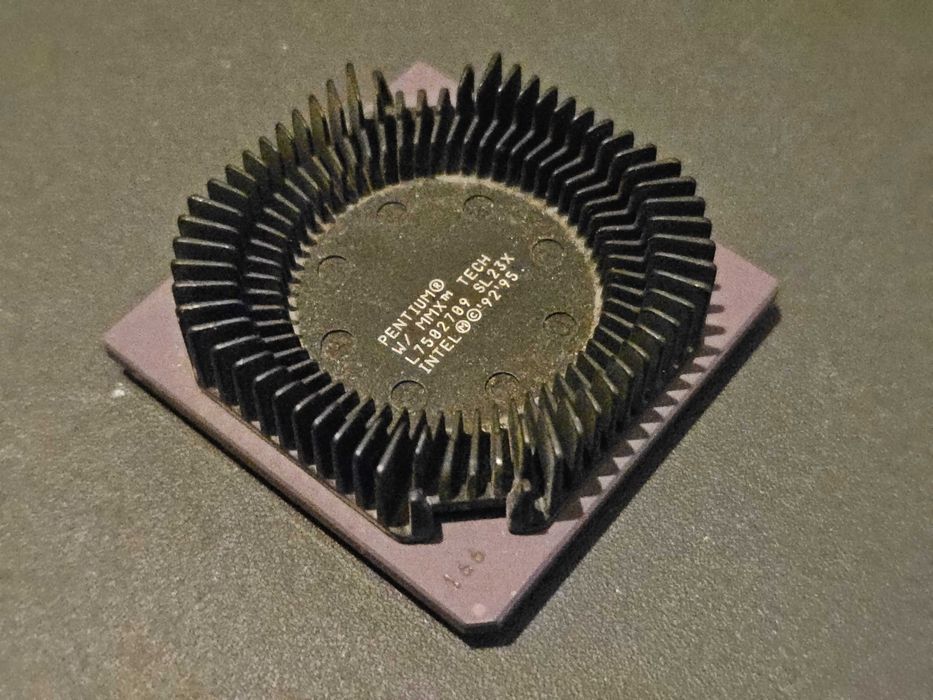 Procesor Intel Pentium w MMX tech SL23X radiator