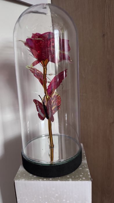 Roza led z lusterkiem i batetiami w opakowaniu