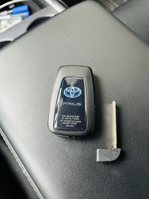 Ключ Toyota prius USA 2017 готовый к привязке 1551A-14FBC