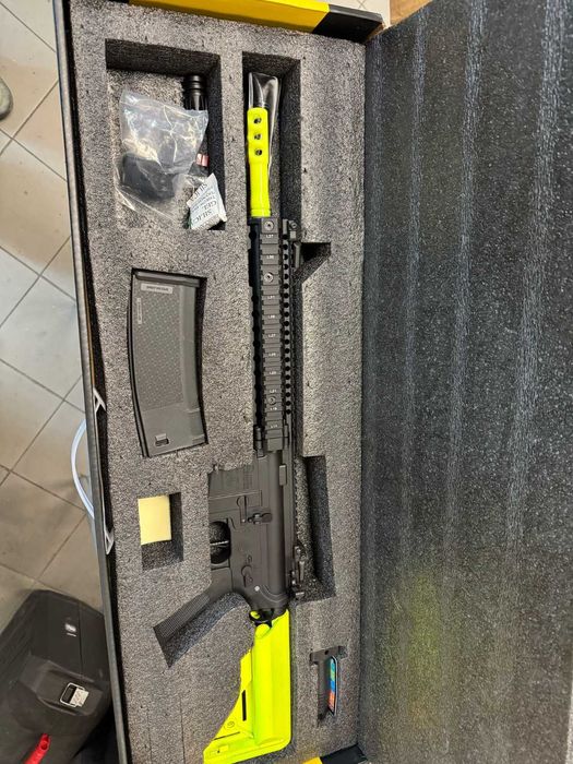 Arma Airsoft melhorada com extra de mags e laser