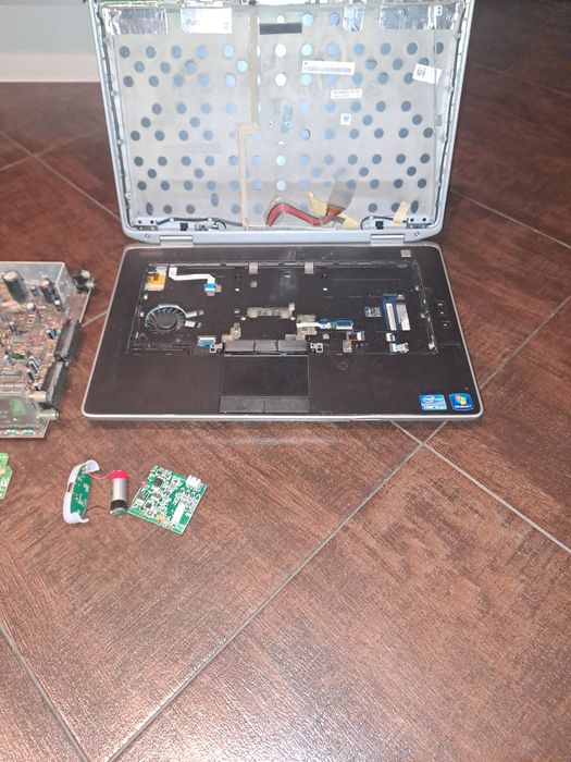 Laptop dell + płytka drukowana