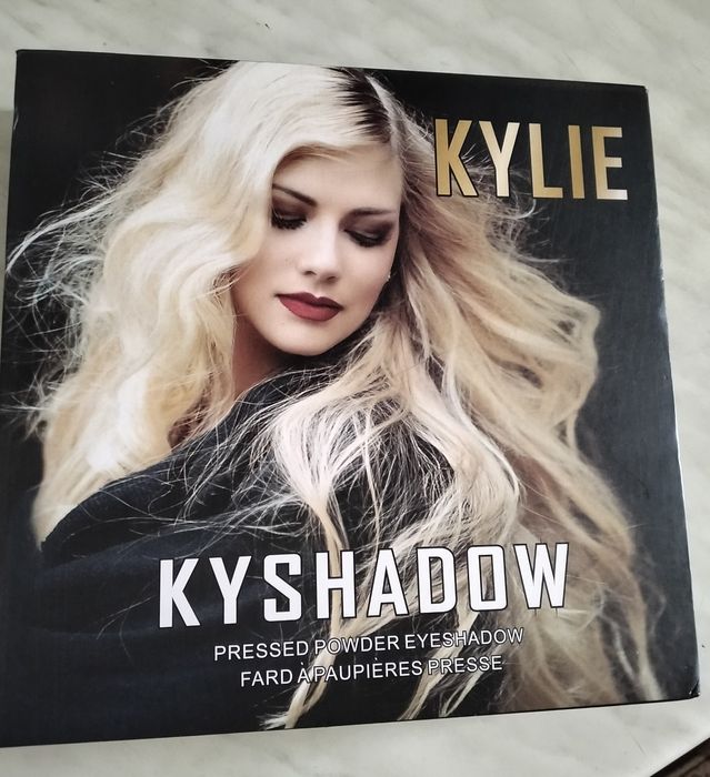 Пудровые,прессованные,мерцающие ,сияющие тени от Кайли Kylie