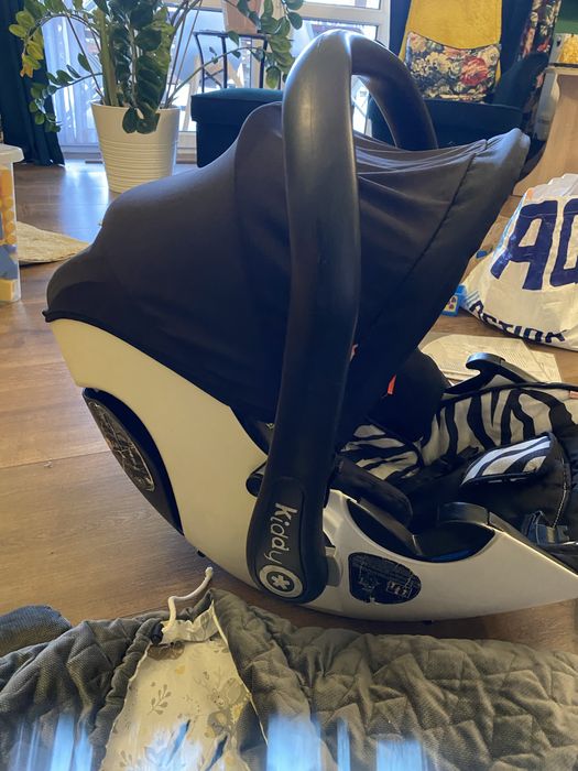 Nosidelko kiddy stan bardzo dobry +dodatki