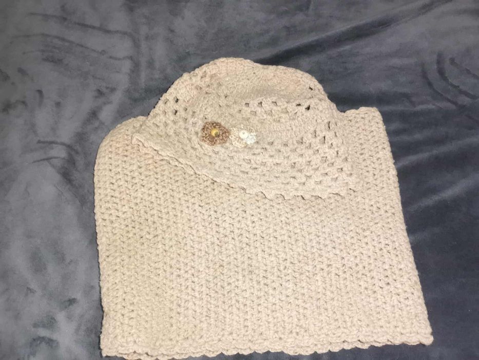 Komin i ażurowa czapka zrobione na szydełku.