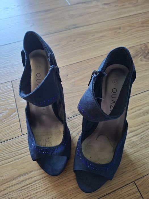 Granatowe buty na 11,5cm obcasie z błyszczącymi chabrowymi  zdobieniami