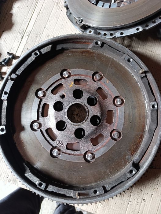 Зчеплення двомасовий демпферний маховик  LUK  415 0250 10 VW 1.9 tdi