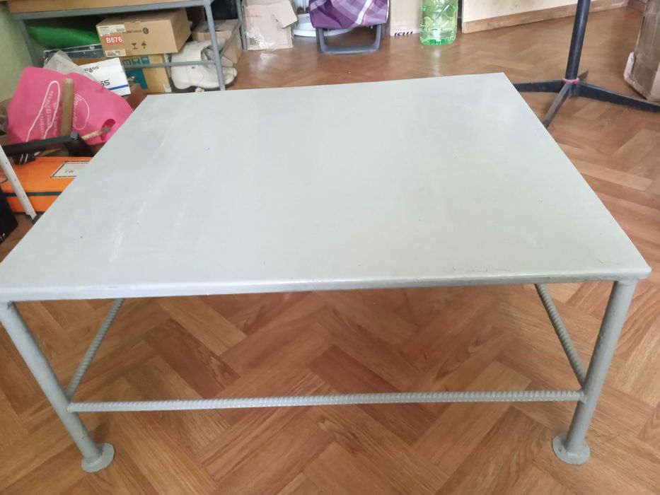 Металева підставка.