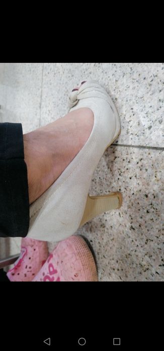 Sapato aberto à frente de salto alto