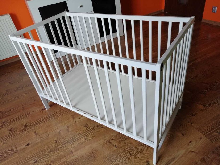 Łóżeczko białe w dobrym stanie